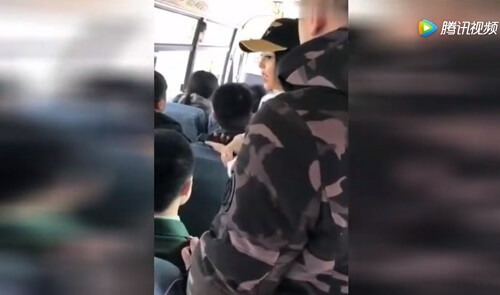 一男子让军人让座被东北美女霸气狂喷